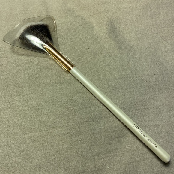 Luxie 560 Medium Fan Brush - Picture 2 of 5